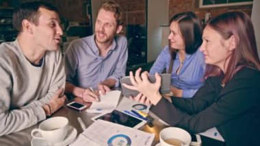 Grup çalışması gösterilen iş toplantıda genç insan. Başlangıç