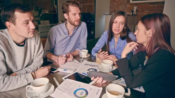 Grupp av ungdomar i affärsmöte visar lagarbete. Start — Stockvideo