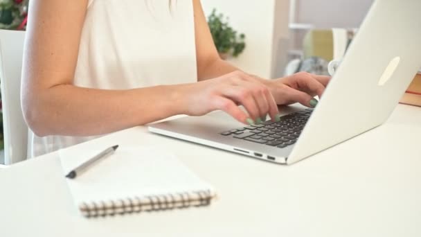 Close-up van een jonge vrouw die werkt op een laptop. Slow Motion — Stockvideo