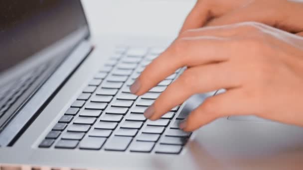 Close-up de uma jovem mulher trabalhando em um laptop. Movimento lento — Vídeo de Stock