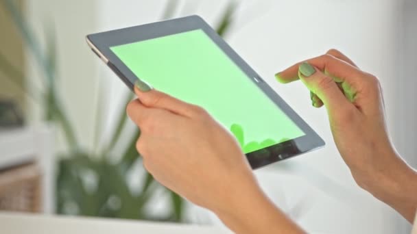 Νεαρή γυναίκα χρησιμοποιώντας υπολογιστή Tablet Online ψώνια στο σπίτι. Αργή κίνηση — Αρχείο Βίντεο