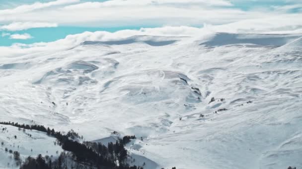 Вид з повітря. Зимовий сніговий пейзаж на плато — стокове відео