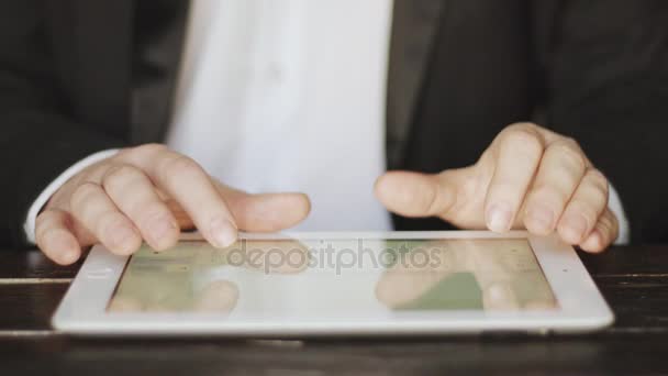 Férfi tabletta számítógép közelről — Stock videók