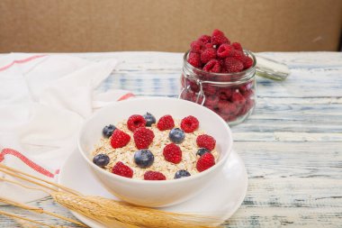 Taze çilek ile süslenmiş yulaf ezmesi