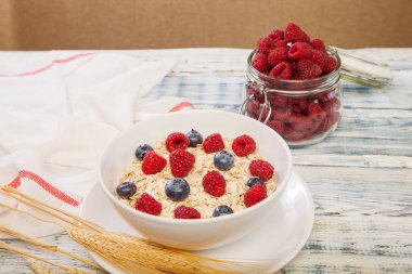 Taze çilek ile süslenmiş yulaf ezmesi