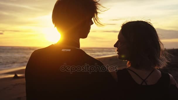 Пара на берегу моря, романтическая пара на Сансет. Два влюбленных человека на закате. Мужчина и женщина на пляже — стоковое видео