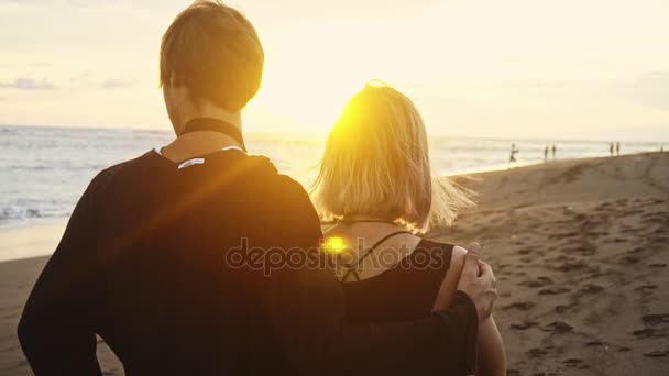 Pár romantikus pár napnyugtakor a tenger partján. Két ember szerelmes a naplemente. Férfi és nő a tengerparton — Stock videók