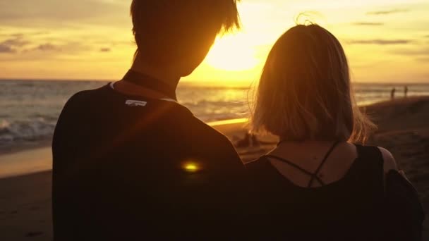 Par på stranden av havet, romantiska par vid solnedgången. Två personer i kärlek vid solnedgången. Man och kvinna på stranden — Stockvideo