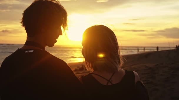 男は、女性、夕暮れ時のロマンチックなカップルを抱擁します。日没の愛の 2 人. — ストック動画