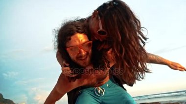 Çift sahilde omzunda