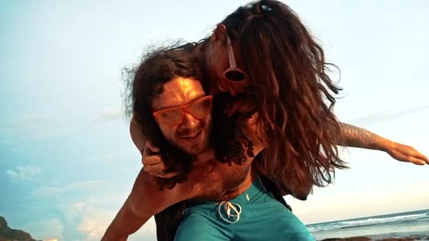 Couple piggyback na praia — Vídeo de Stock