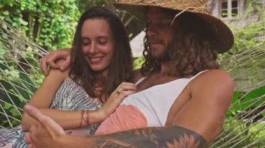 İki konuşuyor, hamak rahatlatıcı sevgi içinde