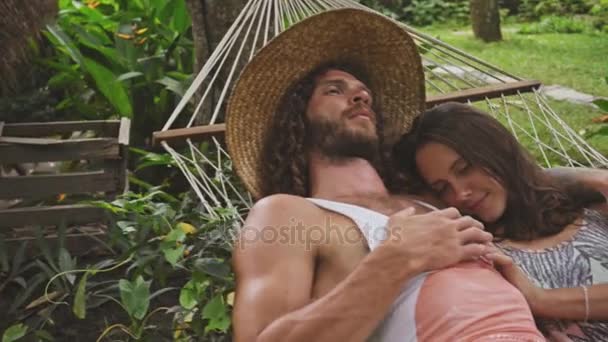 Couple in love talking, relaxing on hammock — Stock Video