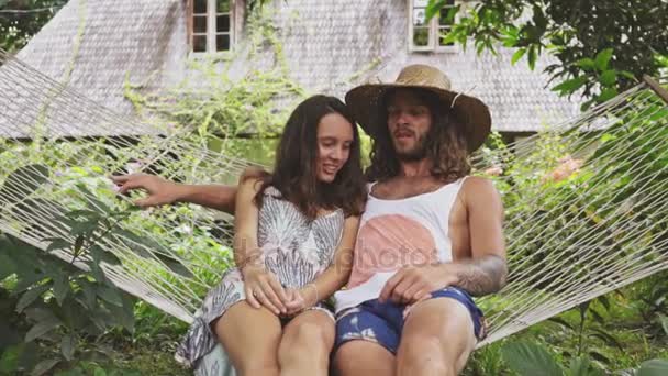 Couple amoureux parlant, relaxant sur hamac — Video