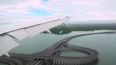 Yolcu uçağının iniş. Yolcu uçak iniş. Yolcu uçak iniş. Uçak piste yaklaşan uçan