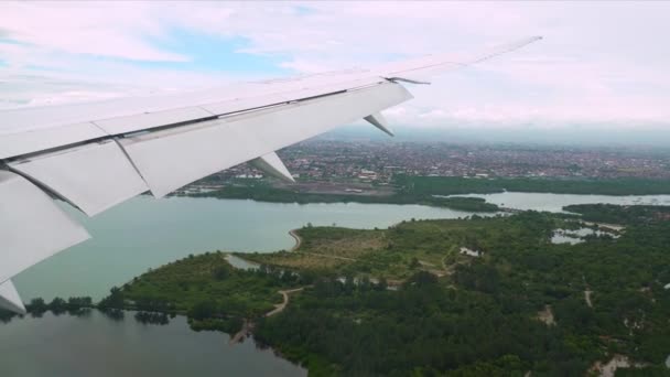 Aviones comerciales de aterrizaje. Aterrizaje del avión de pasajeros. Aterrizaje del avión de pasajeros. Avión volador acercándose a pista de aterrizaje — Vídeo de stock