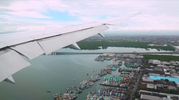 Aterragem de avião comercial. Avião de passageiros pousando. Avião de passageiros pousando. Avião voador se aproximando pista de pouso — Vídeo de Stock