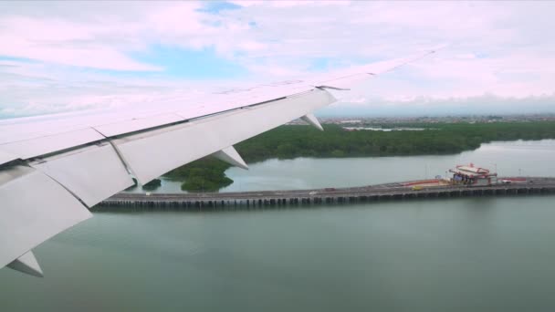 Landung eines Verkehrsflugzeugs. Passagierflugzeug Landung. Passagierflugzeug Landung. fliegendes Flugzeug im Landeanflug — Stockvideo