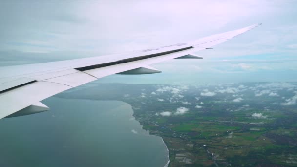 Atterrissage d'avions de ligne commerciaux. Atterrissage d'avions de passagers. Atterrissage d'avions de passagers. Avion volant approchant de la piste d'atterrissage 