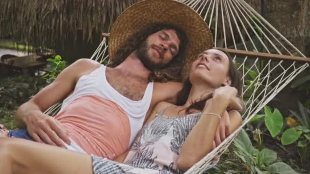 Couple in love talking, relaxing on hammock — Stock Video