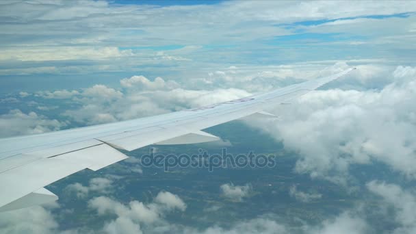客运飞机在飞行中。多彩的土地上空飞行的飞机翼 — 图库视频影像