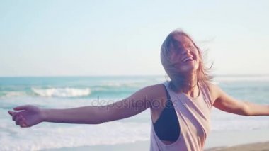 Özgür mutlu kadın okyanus sahilde dans. Neşeli kız açık havada doğa eğlence gülmek gülümseyen etrafında dönen mutlu.