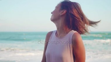 Neşeli kız mutlu öpücük üfleme siyah kum plaj. Mutlu kadın açık havada doğa, gülümseyen zevk ile gülüyor.