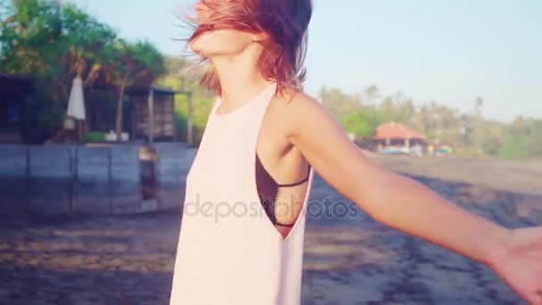 Ballando donna felice libera sulla spiaggia dell'oceano. Ragazza gioiosa felice vorticoso intorno sorridente all'aperto in natura ridendo divertirsi . — Video Stock