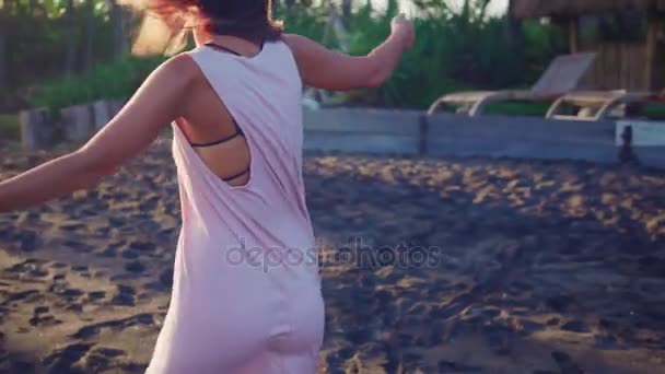 Dançando livre mulher feliz na praia do oceano. Menina alegre feliz rodopiando ao redor sorrindo ao ar livre na natureza rindo se divertindo . — Vídeo de Stock