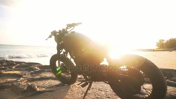 Мотоцикл на пляжі під час заходу сонця — стокове відео