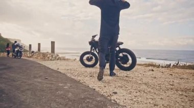 Genç bir adam onun motosiklet için gider, üzerinde oturur ve okyanus üzerinden bir yolculuğa gitmek bir kask koyar. Ağır çekim