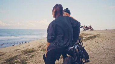 Erkek arkadaşı, binici ve onun Motosiklet ile genç bir kadın hayranım birlikte harika görünümünde gezinirseniz, dağ ve Deniz Manzaralı