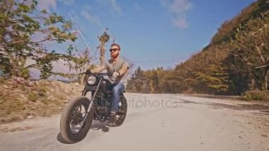 Okyanus plaj onun motosiklet sürüş motosikletçi