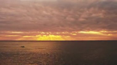 Denize Timelapse Golden sunset. Bulutlu hava