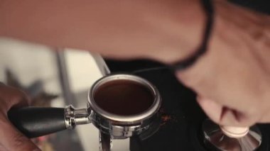 Yakın çekim profesyonel taşlama ve manuel sahibi taze kavrulmuş kahve espresso makinesi için dökün. Barista kahve bir kafede hazırlanıyor. Taze çekilmiş konularındaki baristas el görünümü kapatın
