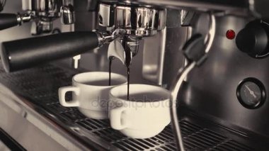 İki fincan kahve bir profesyonel Espresso makinesi dökülür varlık. Yakın çekim. Kahve, Servisi, yapma kavramı karşılayan