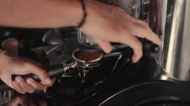 Yakın çekim profesyonel taşlama ve manuel sahibi taze kavrulmuş kahve espresso makinesi için dökün. Barista kahve bir kafede hazırlanıyor. Kahve, Servisi, yapma kavramı karşılayan