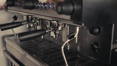 Barista Americano ya da kapuçino bir endüstriyel espresso makinesi paslanmaz çelik mandalına yapma. Yakın çekim. Kahve, Servisi, yapma kavramı karşılayan