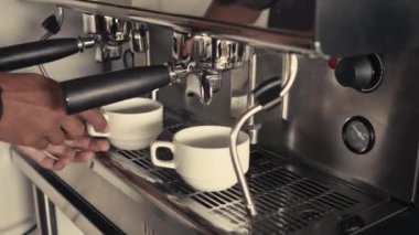 Barista Americano ya da kapuçino bir endüstriyel espresso makinesi paslanmaz çelik mandalına yapma. Yakın çekim. Kahve, Servisi, yapma kavramı karşılayan