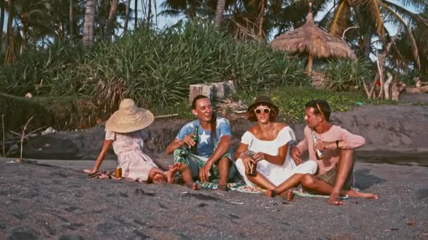 Les jeunes s'amusent sur la plage. Week-end sur l'île. Compagnie d'amis plaisir à chanter avec pique-nique sur le bord de mer. Campagne jeunesse — Video