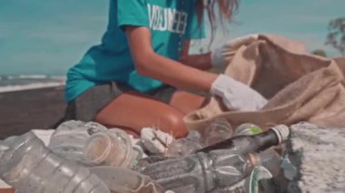 Plastik çöpleri eko torbaya koymaya gönüllü olan kişi gezegeni daha iyi hale getirmek için çaba harcadı.