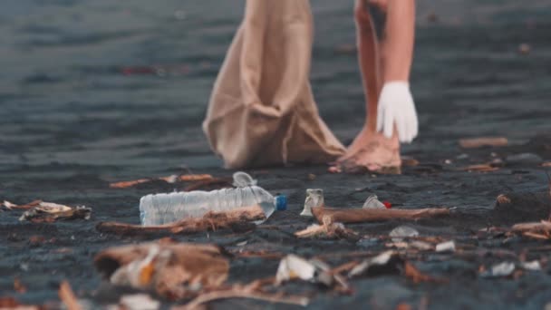 I volontari raccolgono rifiuti e altri rifiuti dalla sabbia, usano sacchi ecologici per rifiuti — Video Stock