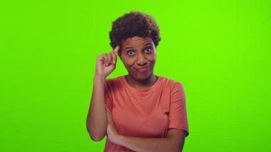 Zenci bir kadın krom anahtar arka planında, deli misin diye soruyor.