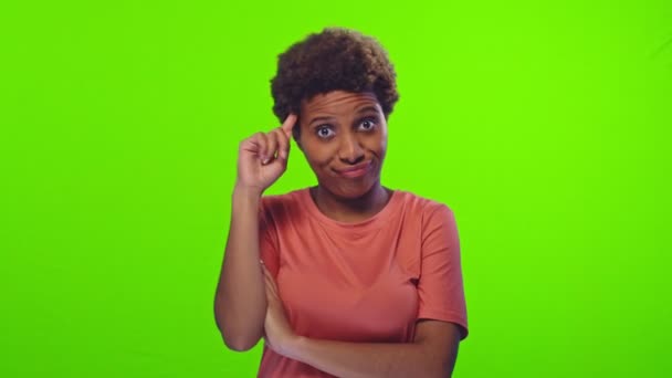 Černá žena gestikuluje na pozadí chroma klíč, ptá se, zda jste blázen — Stock video
