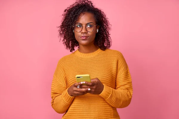 Schattig jong Afrikaans-Amerikaans duizendjarig meisje schrijft bericht via smartphone — Stockfoto