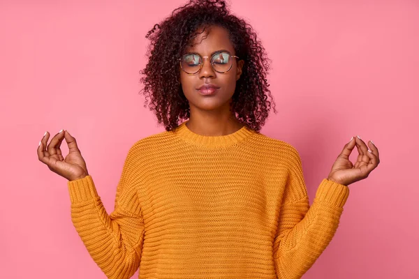 Calma mujer africana con gafas relajantes meditación, sin alivio sin estrés. — Foto de Stock