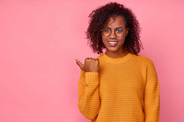 Sorrindo jovem mulher milenar trabalhador de escritório em óculos pontos de lado — Fotografia de Stock