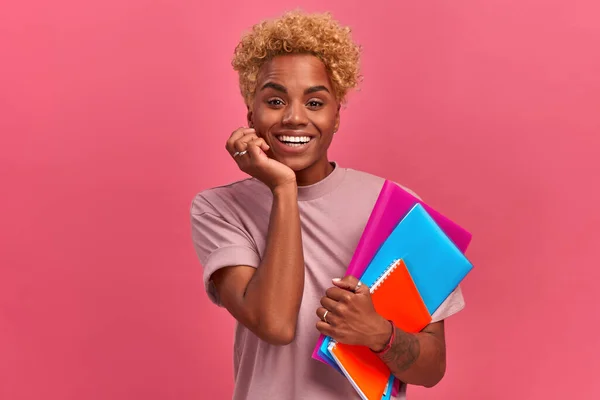 Känslomässigt glad ung afrikansk-amerikansk student flicka som håller anteckningsböcker — Stockfoto
