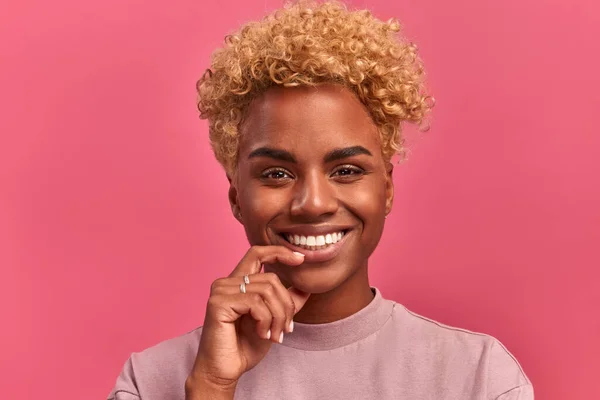 Fechar upoprtrait de muito positivo menina de raça mista sorrindo no fundo rosa — Fotografia de Stock