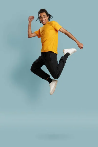 아프리카계 미국인 높이뛰기, 행복 한 젊은 남자 재미를 즐기고 — 스톡 사진